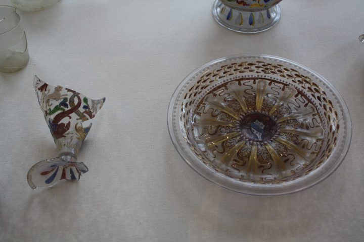 frammento di calice con smalti policromi e piatto con mezza stampaura stemma Barbarigo