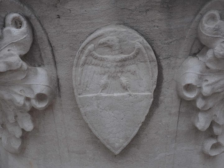 Wappen Famile Arimondo auf dem Brunnenkranz