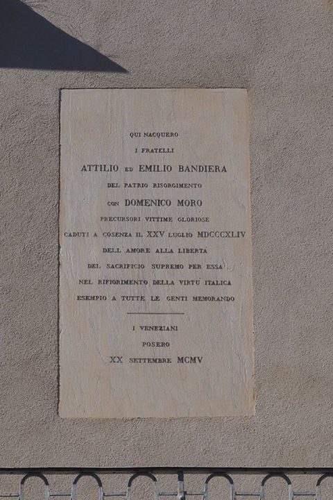targa sulla facciata di Palazzo Soderini che ricorda i fratelli Attilio ed Emilio Bandiera