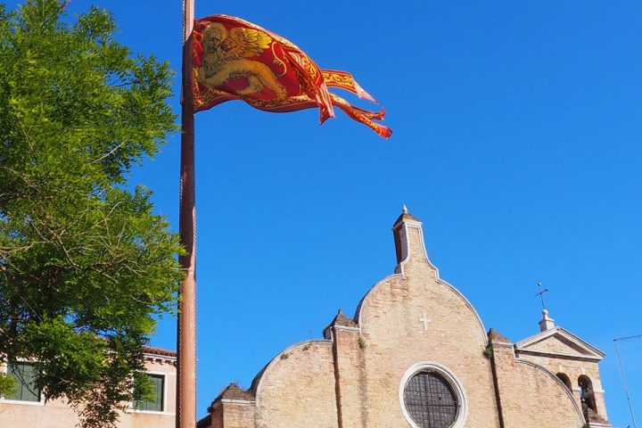 dettaglio della facciata della Chiesa di San Giovanni Battista in Bragora