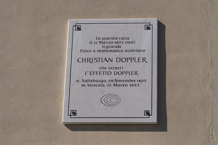 targa che ricorda Christian Doppler e la scoperta dell'effetto Doppler