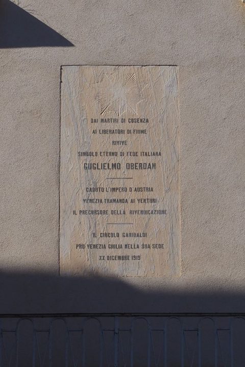 targa sulla facciata di Palazzo Soderini che ricorda Guglielmo Oberdan