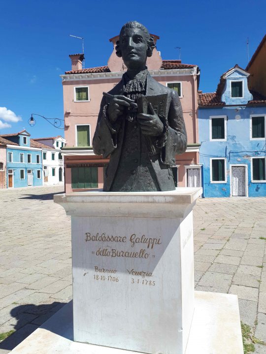 Baldassare Galuppi, Statue aus Bronze von Remigio Barbaro, auf dem Hauptplatz von Burano