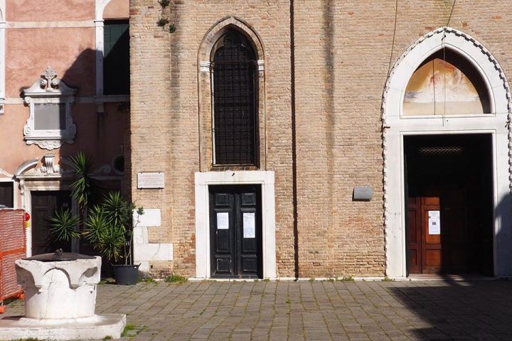 dettaglio della facciata della Chiesa di San Giovanni Battista con lapide che ricorda Antonio Vivaldi