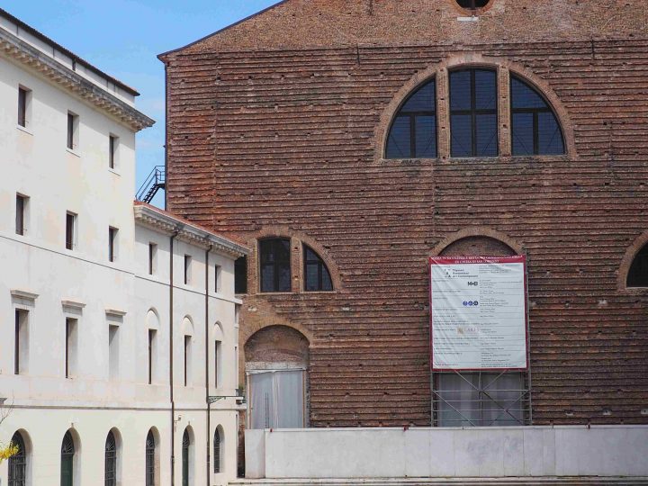 Fassade der Kirche San Lorenzo und Altersheim