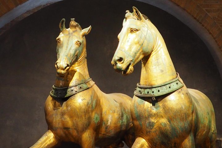 Detail der vier bronzenen Pferde