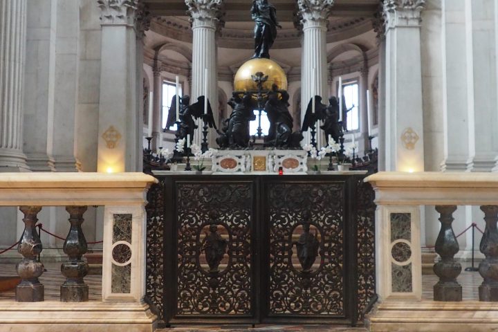 altare maggiore con la Santa Trinità