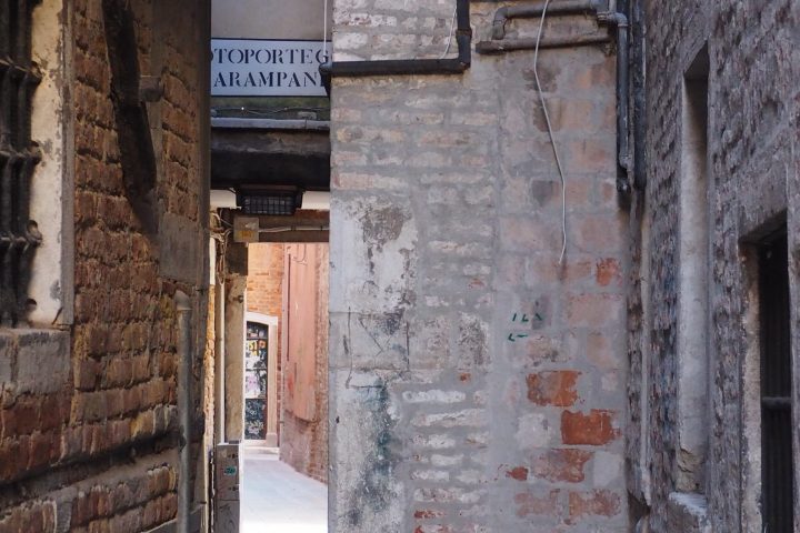 calle che conduce al sotoportego de le carampane