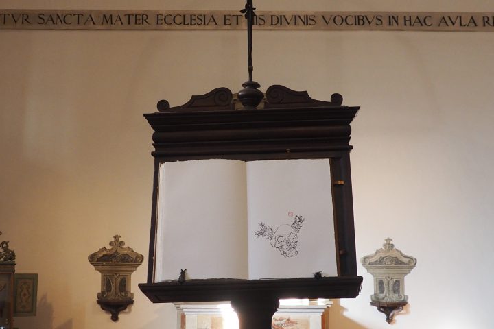 Sala del conclave, leggio ed iscrizione