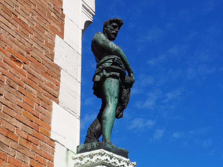 statua di San Pietro all'angolo della Pescaria firmata Laurenti