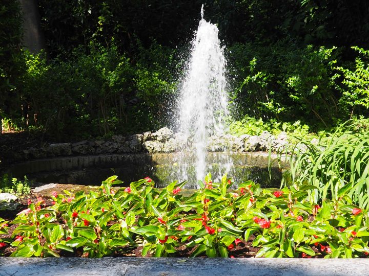 plätschernder Brunnen