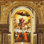 Tizians Bild durch das Chorgestühl