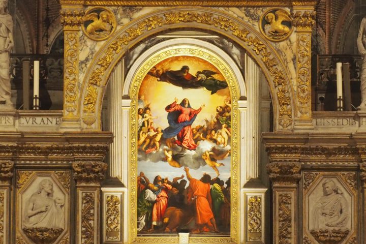 Tizians Bild durch das Chorgestühl bei Nacht