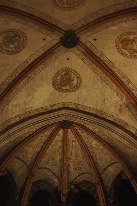 gotische kreuzgewölbte Decke der Frari Kirche bei Nacht